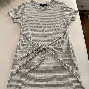 Theory short sleeve, cotton front tie dress in size large!